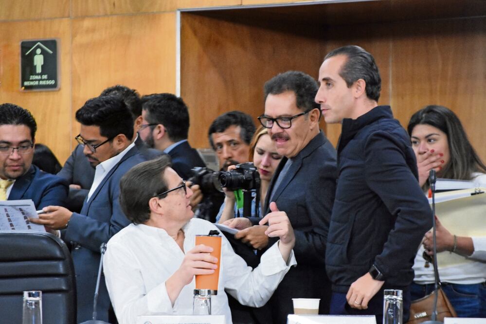 El diputado de Movimiento Ciudadano, Salomón Chertorivsky, dialoga con el morenista Ignacio Mier durante la discusión del Presupuesto de Egresos de la Federación en la Comisión de Presupuesto y Cuenta Pública de la Cámara Baja.  Foto: Eduardo Castañeda / El Universal