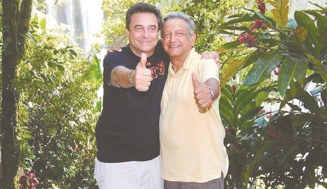 Carlos Loret de Mola publicó una serie de videos en los que aparece Pío López Obrador recibiendo dinero. Foto: Archivo