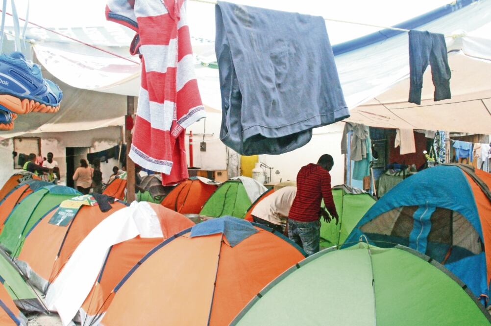 La zona de tolerancia de Tijuana se convirtió en el nuevo barrio haitiano. Los recién llegados deben instalarse en tiendas de campaña montadas sobre la avenida por una organización civil (LAURA SÁNCHEZ)