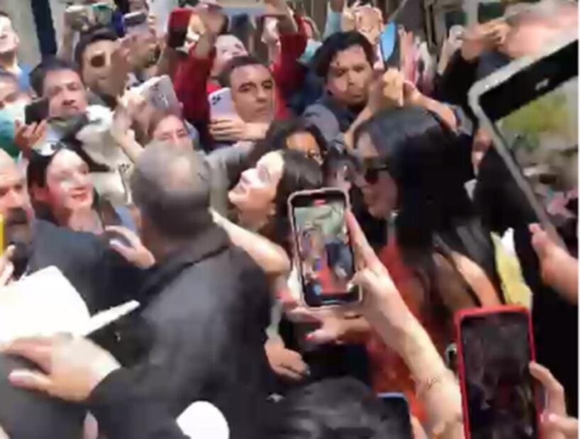 Dua Lipa se deja ver por las calles de la colonia Roma, previo a su concierto de esta noche