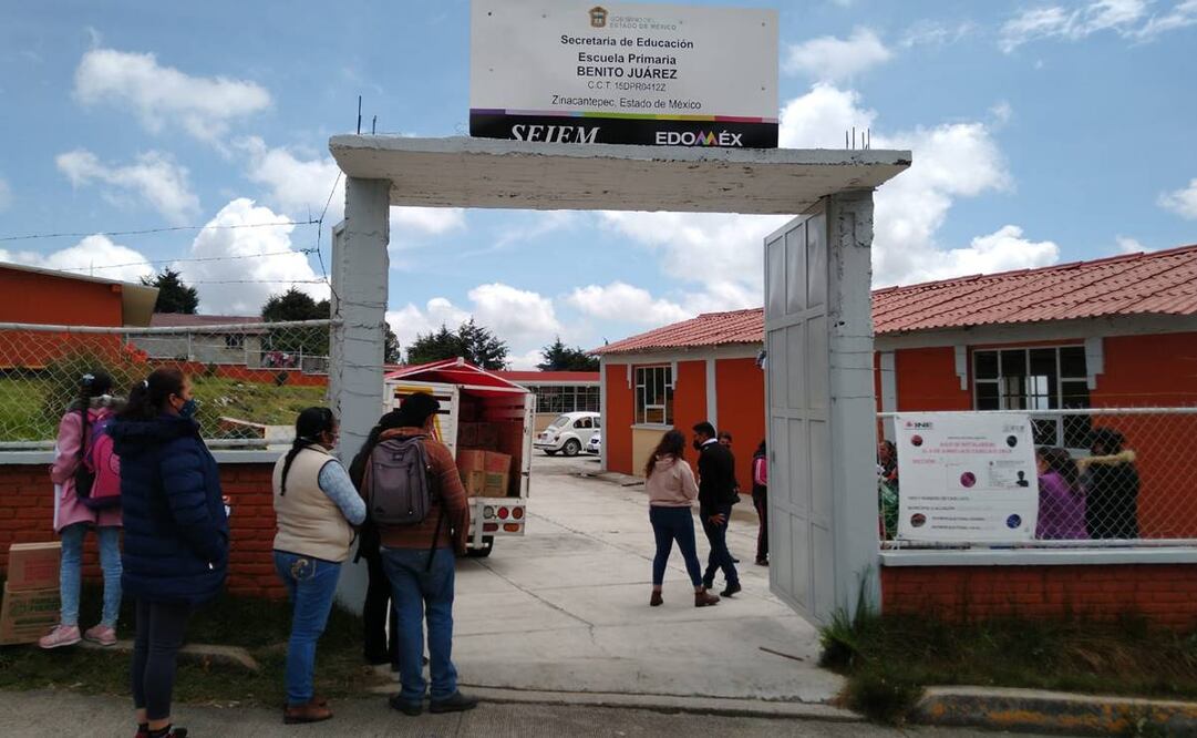Los padres agradecen la reapertura de escuelas, por ejemplo en la primaria Benito Juárez. Foto: Claudia González / EL UNIVERSAL