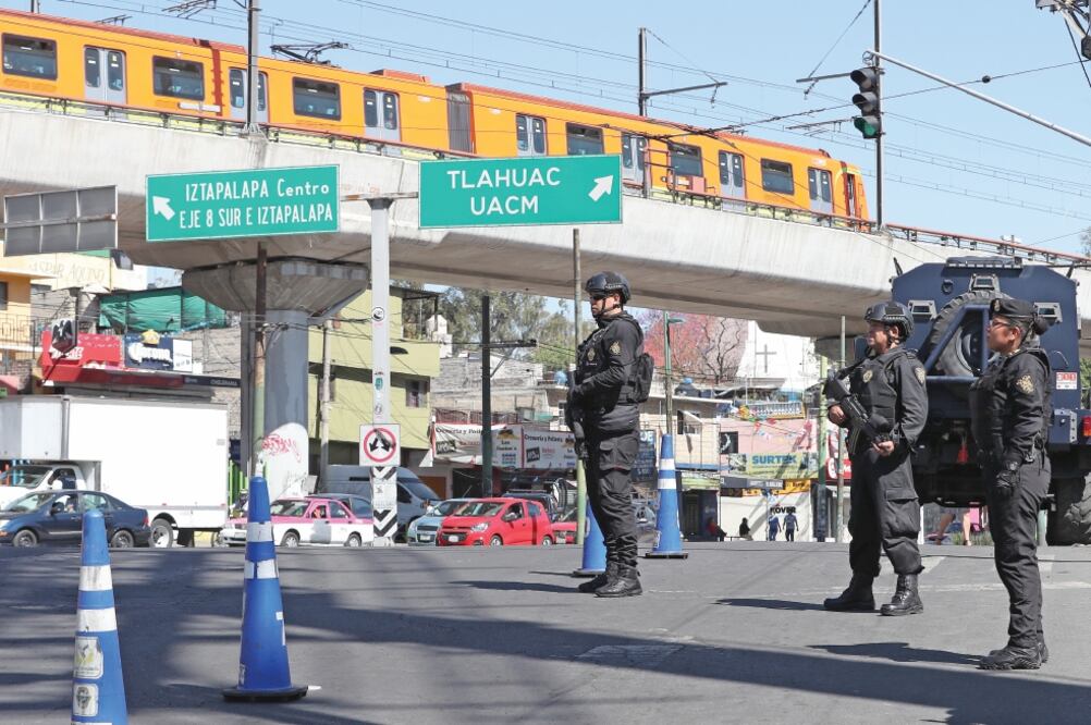 Los uniformados que se encuentran a cargo de los retenes revisan que los automovilistas no porten armas ni trasladen drogas; además, verifican la legalidad de los vehículos. Foto: ARIEL OJEDA. EL UNIVERSAL