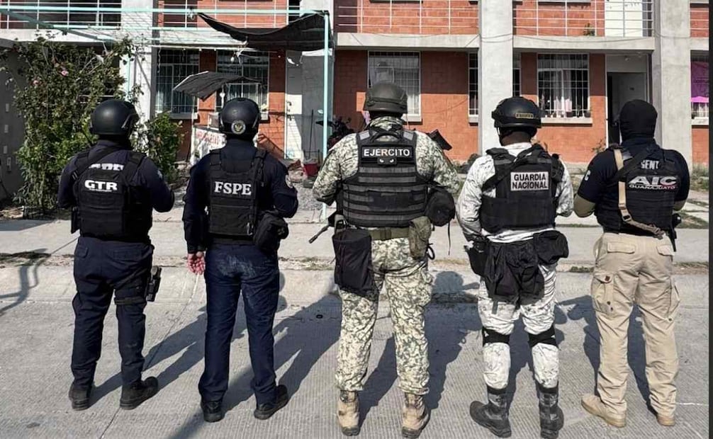 Orden de cateo en el fraccionamiento Granvilla, localizado en Silao, Guanajuato, donde autoridades arrestaron a tres hombres, y aseguraron drogas, armas de fuego y un caimán. Foto: Especial
