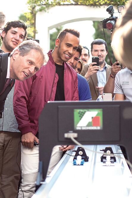 El piloto jugó arrancones en una pista a escala con estudiantes de ingeniería (GERMAN ESPINOSA. EL UNIVERSAL)
