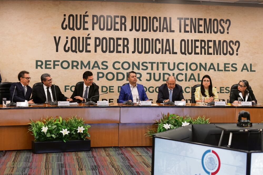 Legisladores de Morena bromean durante los diálogos para la reforma judicial, mientras ministros intervienen para rechazar los cambios que pondrían en riesgo al PJF. Foto: de Carlos Mejía. El Universal