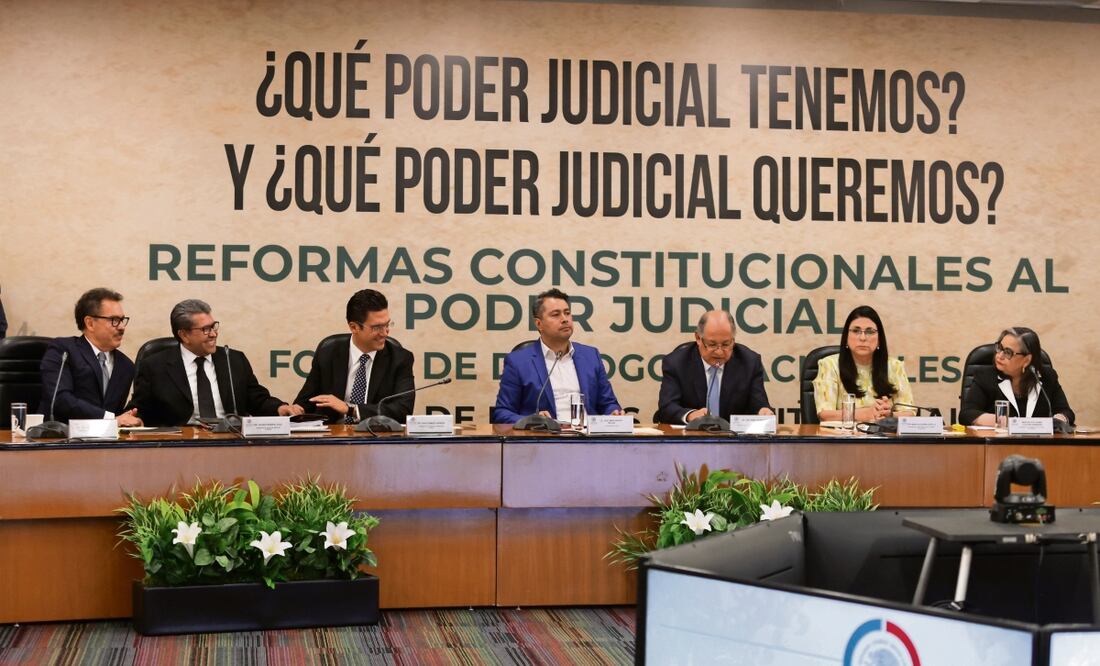 Legisladores de Morena bromean durante los diálogos para la reforma judicial, mientras ministros intervienen para rechazar los cambios que pondrían en riesgo al PJF. Foto: de Carlos Mejía. El Universal
