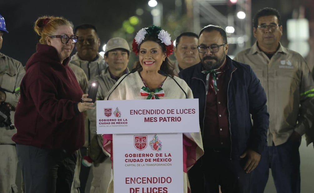 La jefa de Gobierno de la CDMX, Clara Brugada, enciendió el alumbrado decorativo en el Zócalo. Foto: Gabriel Pano / EL UNIVERSAL