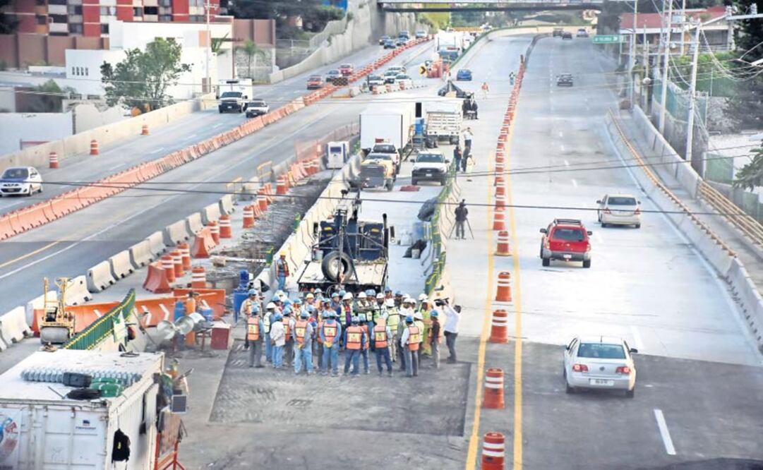 La reparación de los carriles en el cuerpo B (sur a norte) fue parcial, ya que falta excavar para retirar el relleno y derrumbar el muro de contención, según la SCT. (FOTOS: TONY RIVERA. EL UNI) 
