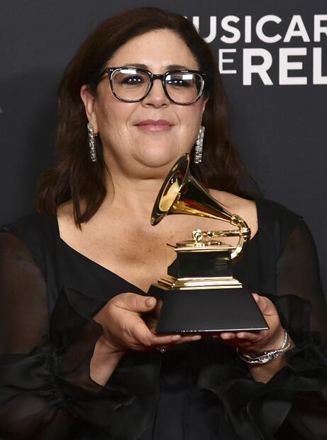 Gabriela Ortiz presume su galardón en la noche de los Grammy. Foto: AP/Chris Pizzello.