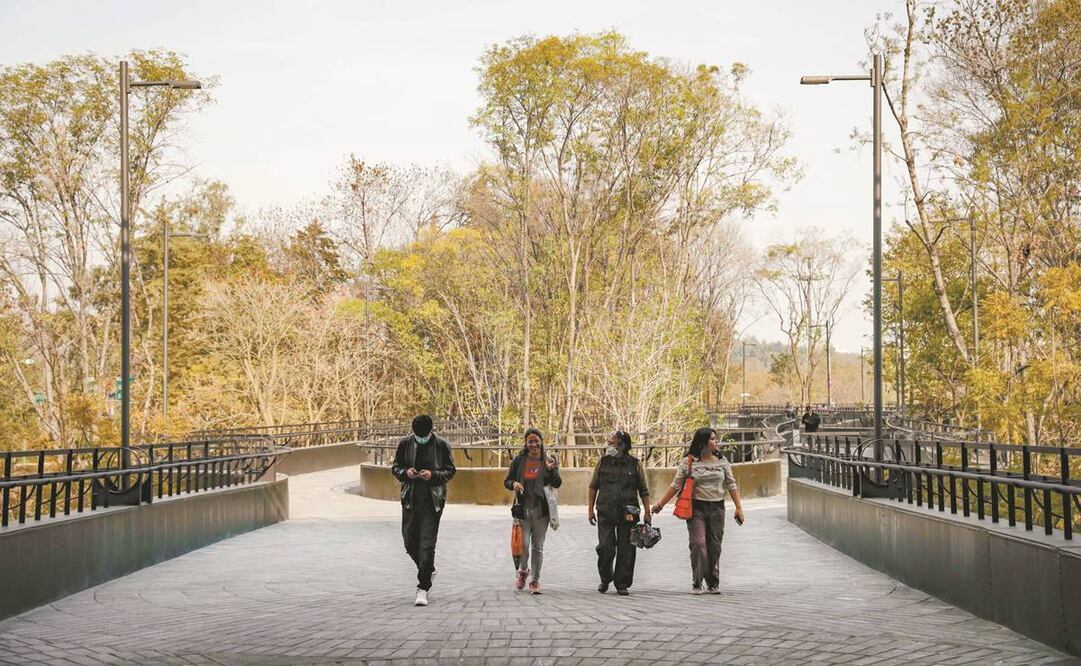 Al menos una decena de personas recorrieron la Calzada Flotante, la cual tiene 248 metros de largo. La obra se encuentra entre los dos pisos del Periférico y la Autopista Urbana Norte.