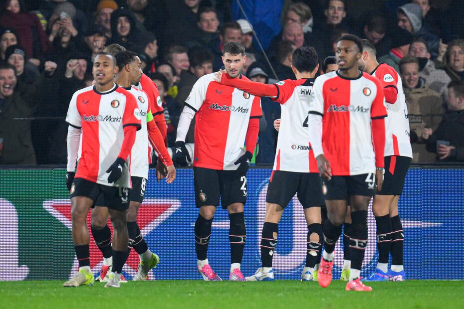 Santiago Giménez con el Feyenoord, durante la Jornada 6 de la Champions League - Foto: AFP