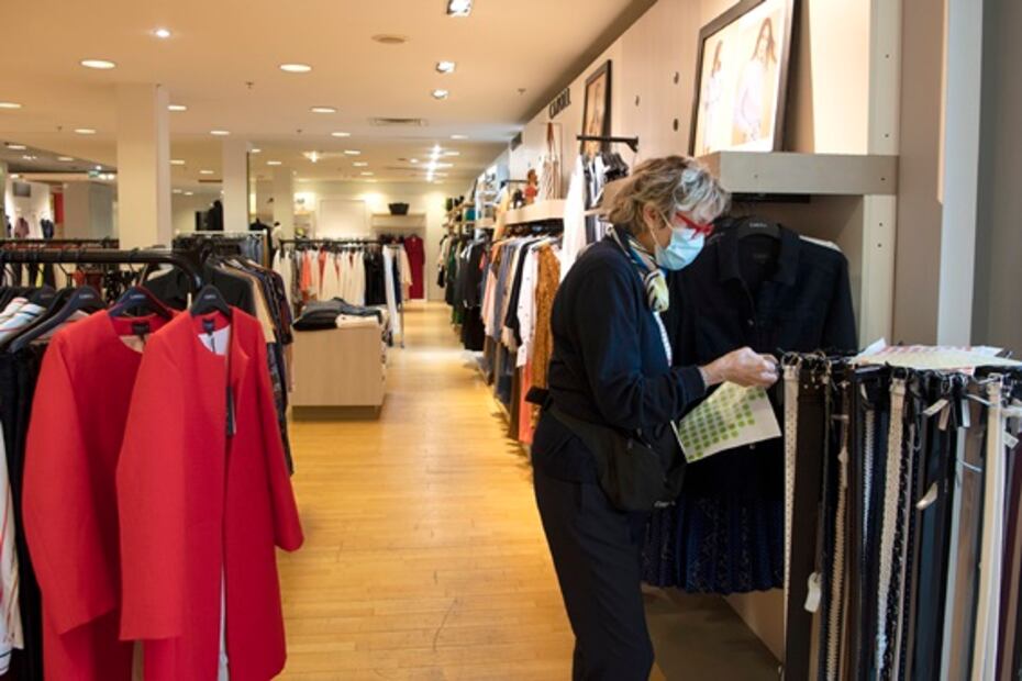 Largas filas en tiendas de ropa de Francia tras gradual reapertura de comercios