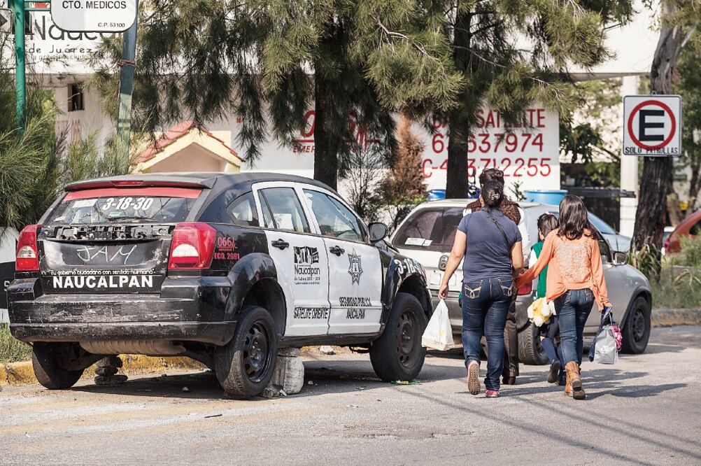 En el módulo de policía de Circuito Médicos y Cirujanos, en Satélite, hay cinco unidades descompuestas, sobre tabiques y hasta desvalijadas (CRISTOPHER ROGEL. EL UNIVERSAL)