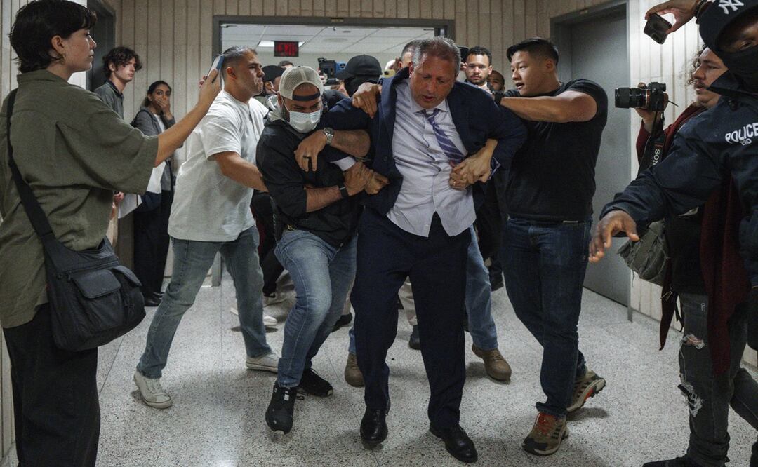 El candidato demócrata Brad Lander es arrestado por agentes federales en un tribunal de inmigración en un edificio federal en Manhattan. Foto: AP