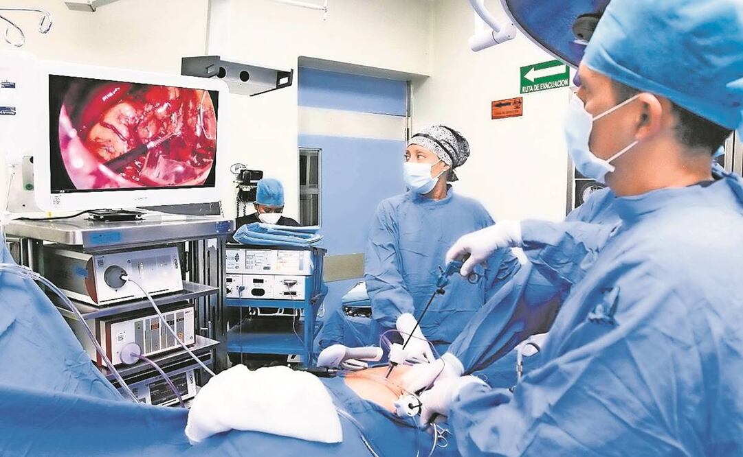 En México hay médicos con capacidad avalada por las universidades, asegura el gremio nacional, que considera injusta la decisión de traer personal extranjero. Foto: Diego Simón/EL UNIVERSAL