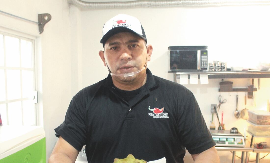 René muestra la hamburguesa especial, que lleva diferentes tipos de quesos, espinacas y aderezo de aguacate. Fotos: FRANCISCO RODRÍGUEZ. EL UNIVERSAL