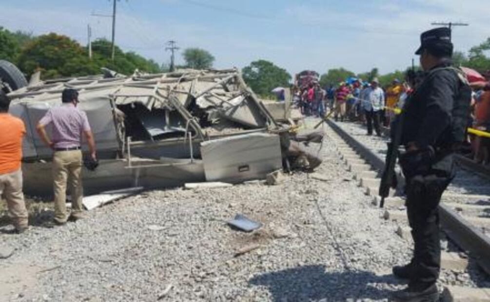 Tren impacta autobús en Tamaulipas; lo parte a la mitad