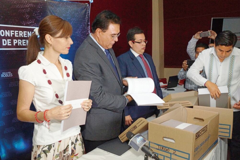 Benjamín Robles Montoya presentó la solicitud de juicio político contra Gabino Cué ante la legislatura local, amaga con presentarla en el Congreso de la Unión (EDWIN HERNÁNDEZ. EL UNIVERSA)