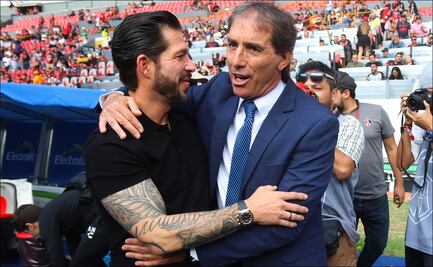 Guillermo Almada sale molesto después del partido ante Atlas y Benjamín Mora contento