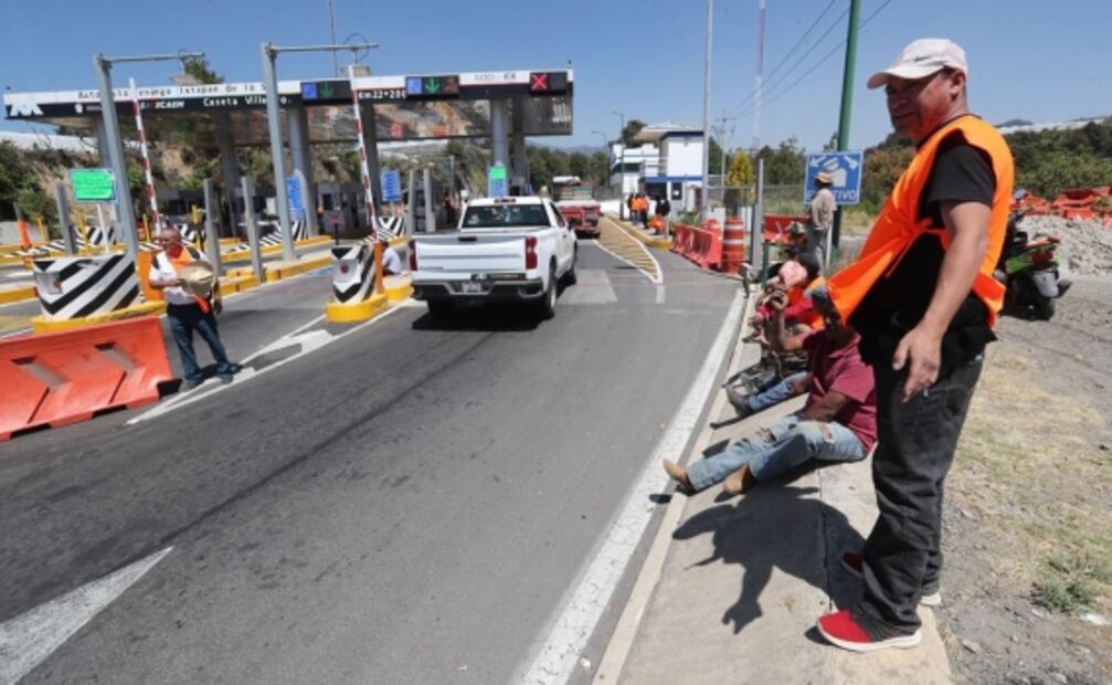 Toman caseta en autopista Toluca-Tenango y dan paso libre a autos en protesta por explotación de un río