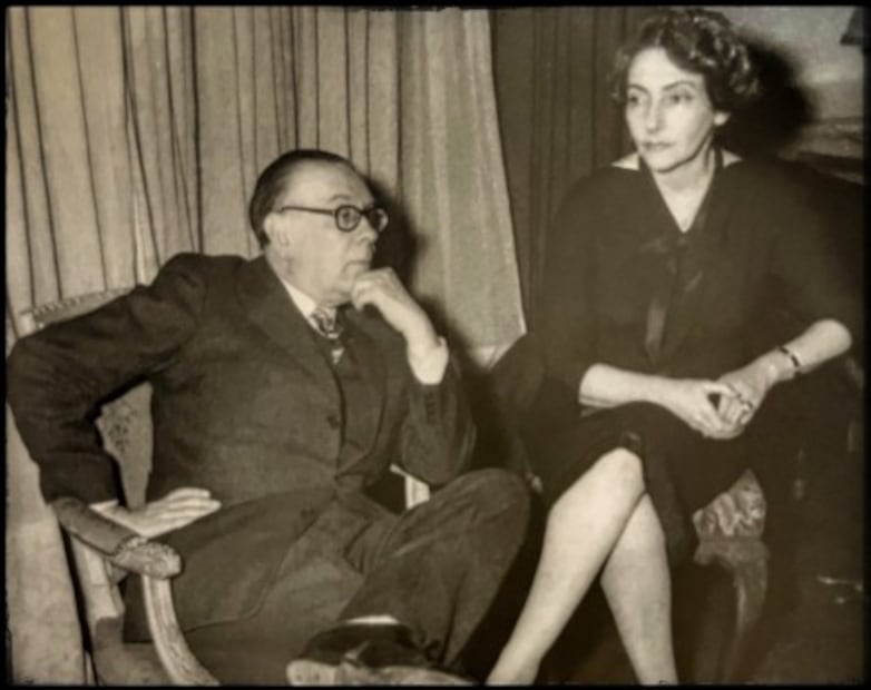 Borges, junto a Luisa Mercedes Levinson con quien coescribió el cuento “La hermana de Eloísa”, publicado en 1955. Crédito: Zenda libros