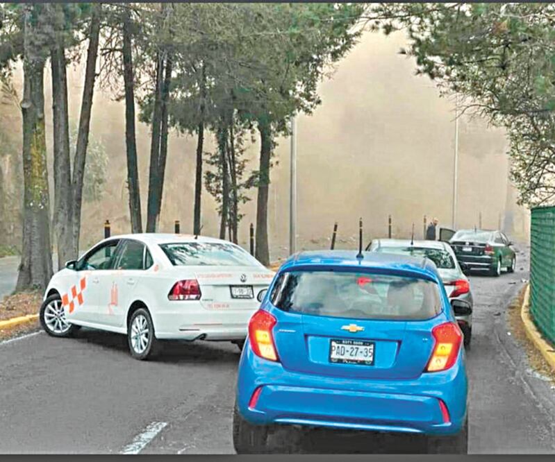 Protección Civil y Bomberos de Atizapán cerraron la circulación para retirar los escombros. Foto: ESPECIAL