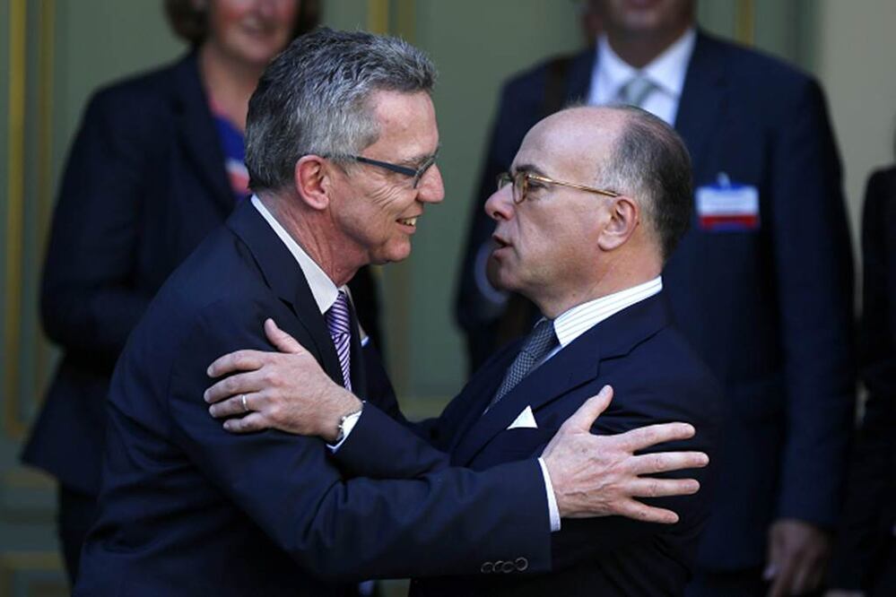 Los ministros del Interior Thomas de Maiziere -Alemania- y Bernard Cazeneuve -Francia- (EFE)