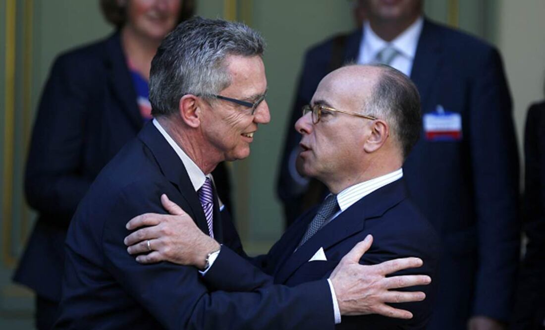 Los ministros del Interior Thomas de Maiziere -Alemania- y Bernard Cazeneuve -Francia- (EFE)