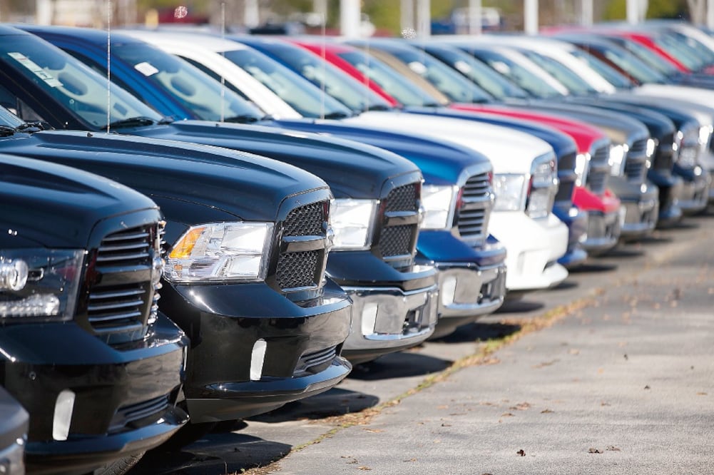 Los negocios pueden recibir multas de hasta un millón de pesos por la colocación de mantas o carteles (ARCHIVO EL UNIVERSAL)