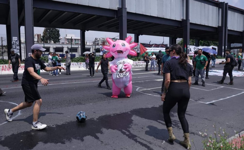 Bloqueo de colectivos de búsqueda de personas desaparecidas en Calzada de Tlalpan, a la altura de la estación Ermita de la Línea 2 del Metro de la Ciudad de México. Foto: Fernanda Rojas / EL UNIVERSAL