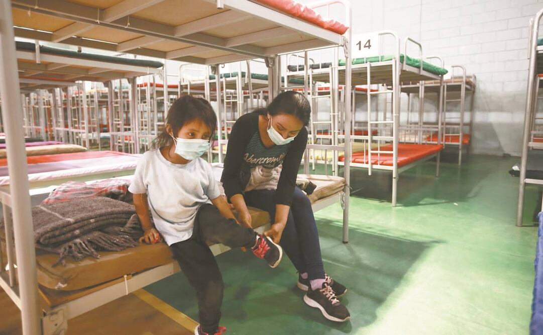 Migrantes expulsados de Estados Unidos llegan al gimnasio municipal que fue adaptado como albergue en Ciudad Juárez. Foto: Christian Torres. EL UNIVERSAL