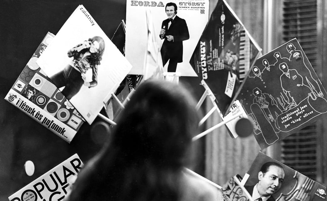 Antes de los 50, era común que las actuaciones musicales fueran en vivo y no había un registro fidedigno de quién cantó primero un tema, hasta que se estandarizó la industria, su consumo y las grabaciones en estudio. Foto: Wikimedia Commons.