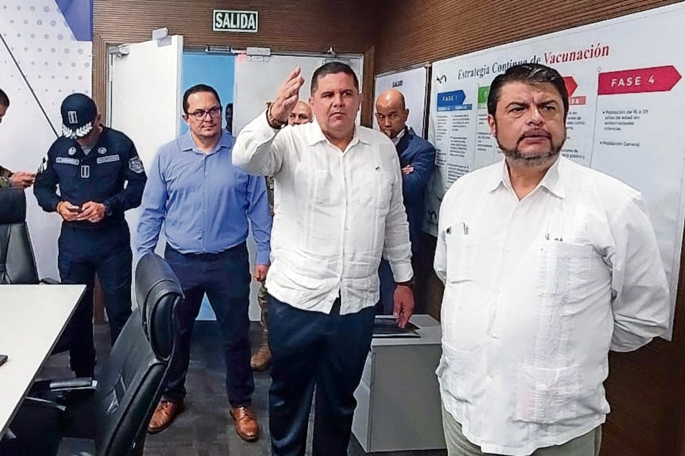 El ministro de Seguridad Pública de Costa Rica, Mario Zamora (der.), con su homó logo panameño Juan Manuel Pino, el 22 de septiembre pasado. Foto: AFP