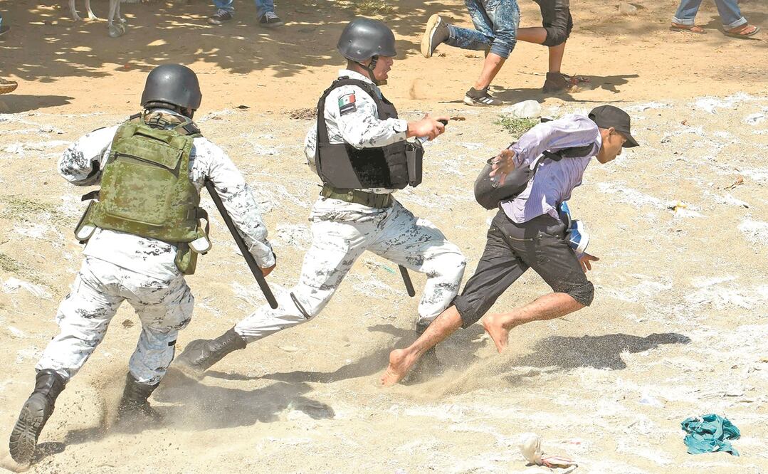 Integrantes de la Guardia Nacional detienen a migrantes centroamericanos en enero de 2020, tras cruzar el río Suchiate. Foto: ARCHIVO AFP