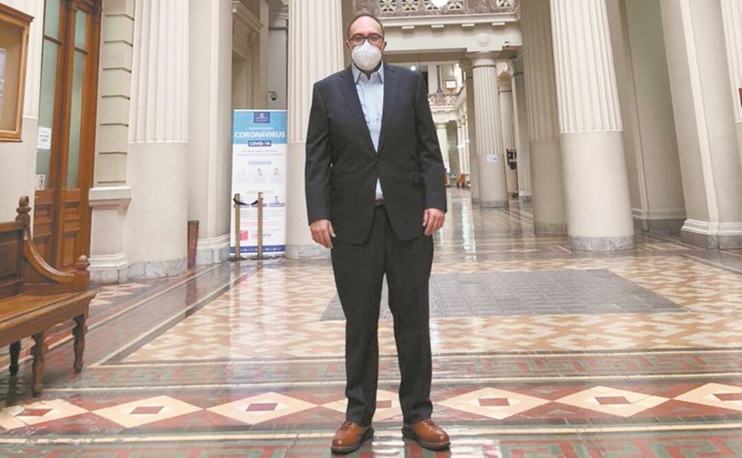 Mauricio Toledo en el Departamento de Extranjería de la Corte Suprema de Chile, donde informó sobre su situación legal. Foto: Especial