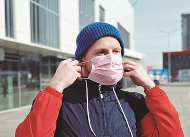 ¿Usar doble cubrebocas protege más ante ómicron?