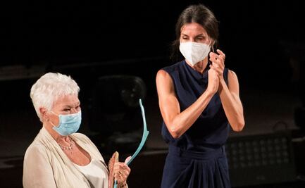 La reina Letizia entrega a la "reina" Judi Dench el premio del Atlántida Fest