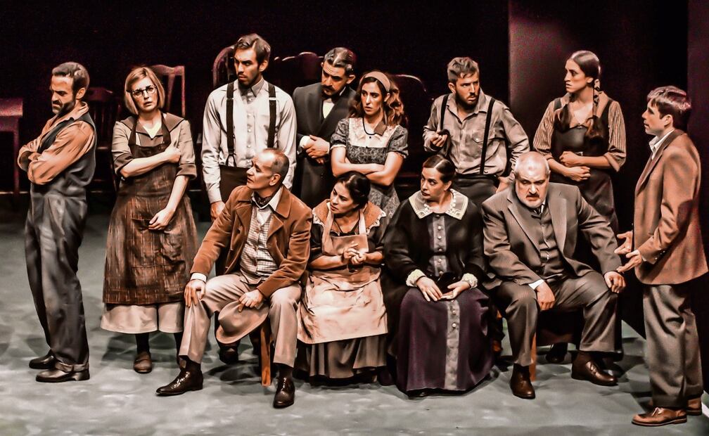 Escena de la puesta Dogville, de Fernando Canek. Foto: Cortejo Producciones