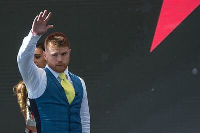 "Canelo" Álvarez firma contrato con la VADA