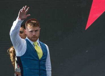 "Canelo" Álvarez firma contrato con la VADA