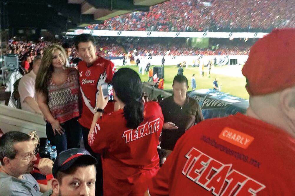 Héctor Yunes Landa asistió al estadio tras una invitación del diputado federa l tricolor Fidel Kuri, quien además es el dueño de los Tiburones Rojos (ESPECIAL)