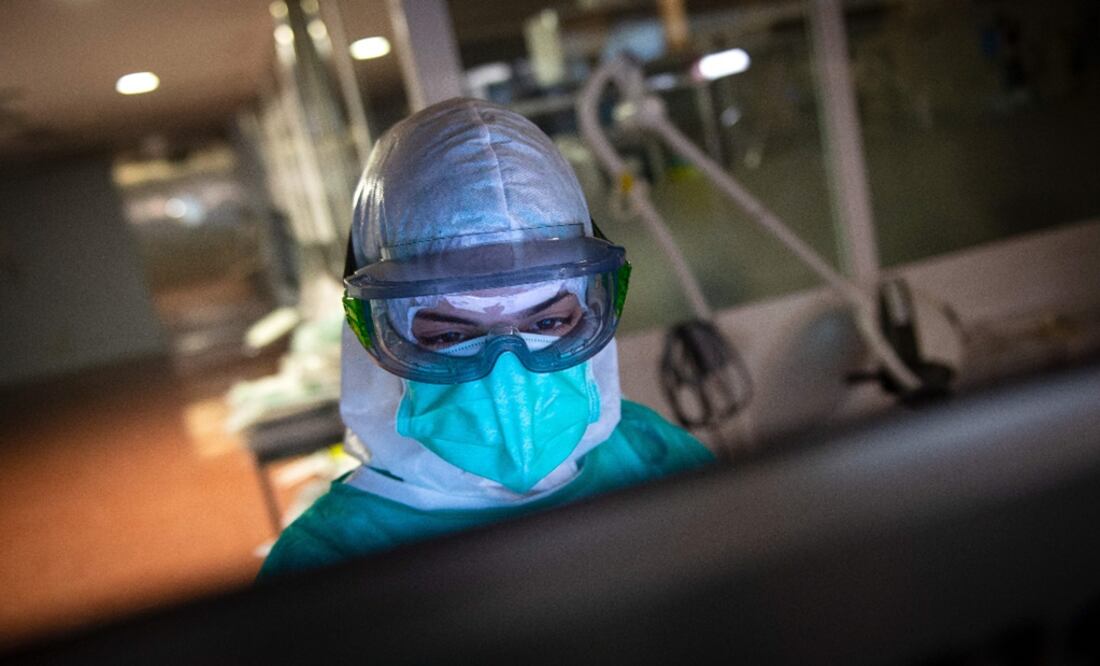 A healthcare worker checks a monitor while attending to a COVID-19 coronavirus patient - Photo: Miguel Riopa/AFP