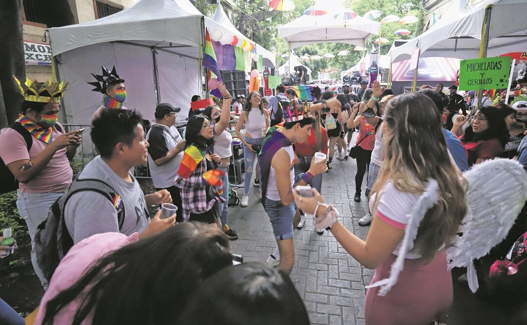 En calles de Zona Rosa, como Amberes y Génova, se instalaron puestos de bebidas y alimentos, ante la demanda en bares. Foto: Fernanda Rojas/ EL UNIVERSAL.