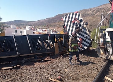 Se descarrila grúa que realizaría levantamiento de vagones del tren en Zacatecas