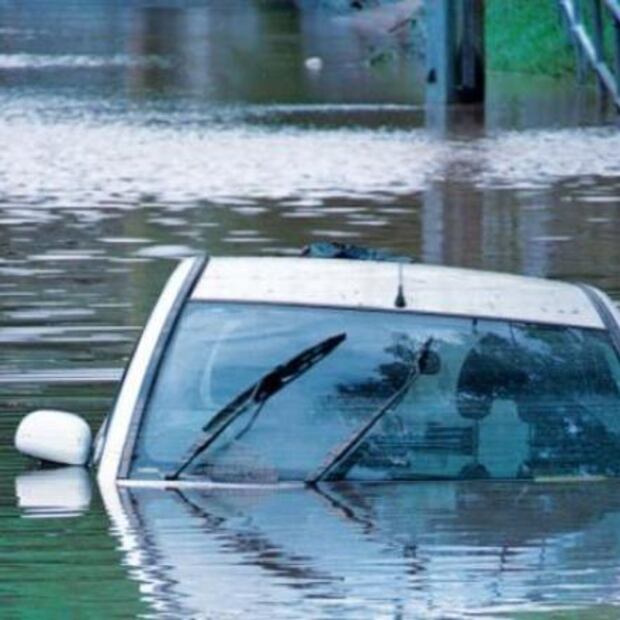 ¿Cómo salir de tu coche si se está hundiendo?
