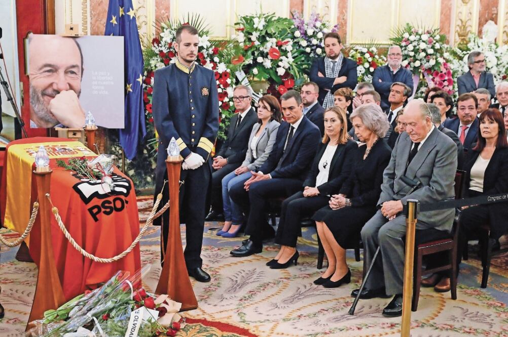 Los reyes eméritos Juan Carlos y Sofía acudieron a la capilla ardiente del exvicepresidente Alfredo Pérez Rubalcaba, en Madrid. Foto: JP GANDUL. EFE