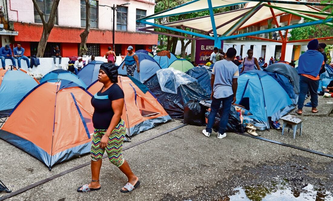 Migrantes han creado un campamento en la plaza Giordano Bruno, cercana del Instituto Nacional de Migración.