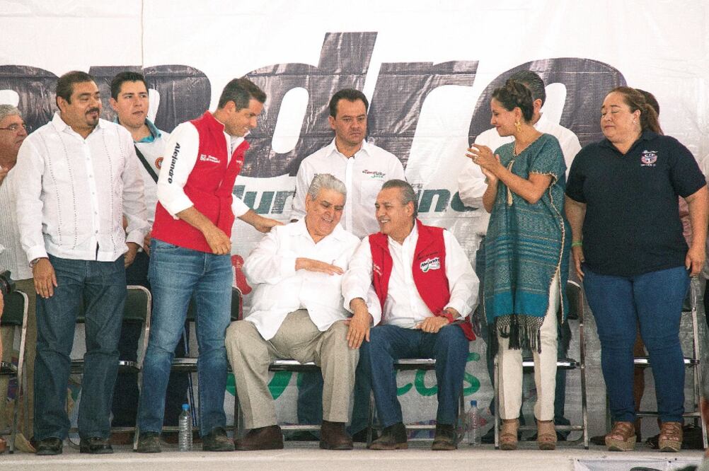 En su evento de campaña, el candidato tricolor al gobierno de Oaxaca, Alejandro Murat, estuvo acompañado por el dirigente nacional del PRI, Manlio Fabio Beltrones, así como miembros de la Confederación de Trabajadores de México (GERMÁN ESPINOSA)