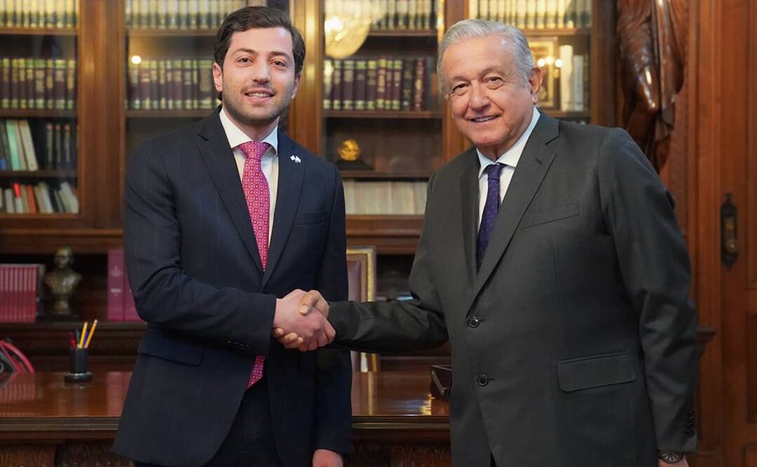El presidente Andrés Manuel López Obrador junto a Zaza Gabunia, embajador de Georgia en México. Foto: Twitter @lopezobrador_