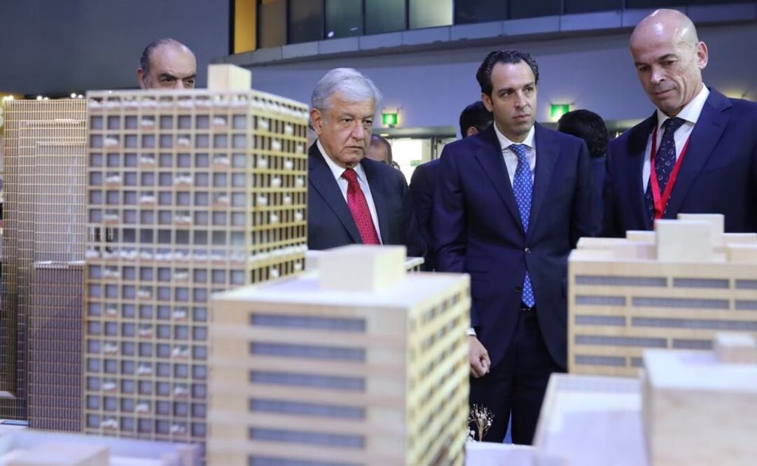 El aspirante presidencial de Morena, Andrés Manuel López Obrador, y Salvador Daniel Kabbaz Zaga, presidente de la ADI (Foto: Lucía Godínez / EL UNIVERSAL)